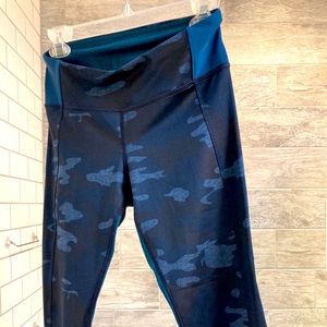 Lululemon Clip In Crops, biking, camo, sz6